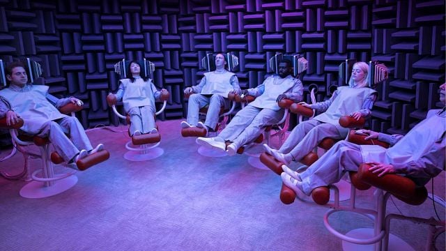 Imagem da notícia Está na Netflix: Uma minissérie de 10 episódios tão bizarra e original que vai te deixar de boca aberta