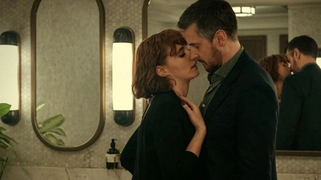 Imagem da notícia Cena sensual da nova série picante da Netflix foi improvisada - e mudou para a sempre a reputação dos travesseiros de hotel