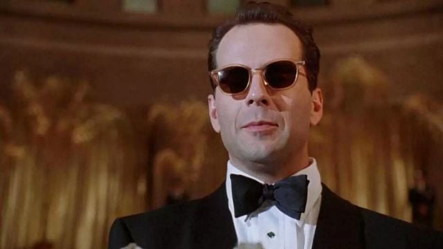 Imagem da notícia Bruce Willis + Tom Hanks: Este filme cult dos anos 90 será em breve adaptado em série pelo diretor de Batman
