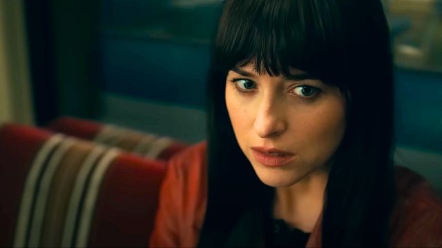 Imagem da notícia Dakota Johnson teve overdose de cafeína durante seu primeiro filme como diretora: Atriz acreditava estar tomando vitaminas