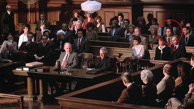 Imagem da notícia Há 43 anos, ele foi figurante em um dos melhores dramas de tribunal de todos os tempos – e se tornou uma das maiores estrelas de ação: Você o reconhece?