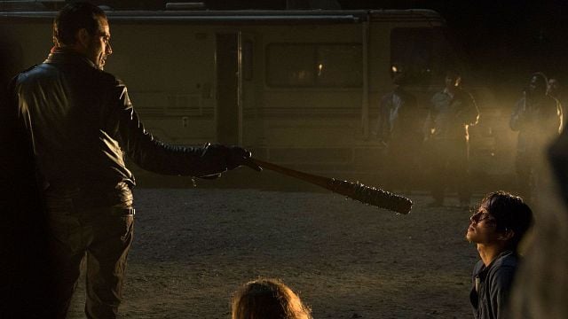 Imagem da notícia Com 100% de aprovação, uma das melhores séries de 2025 ofereceu reunião surpresa e aguardada revanche de The Walking Dead