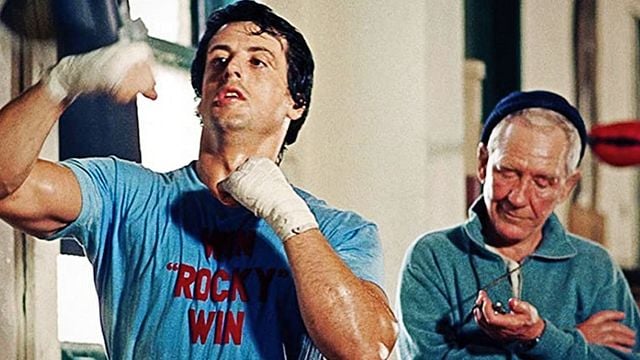 Imagem da notícia Família de Sylvester Stallone apareceu em Rocky e todos são MUITO parecidos com o ator: Pai dele era cabeleireiro de verdade