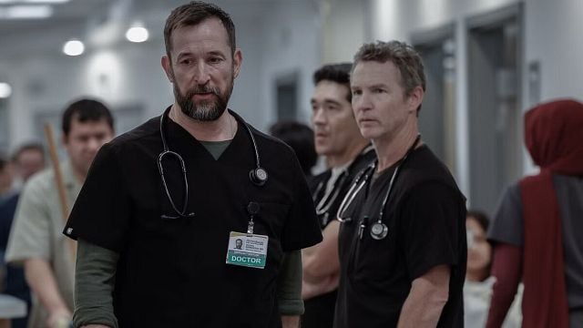 Imagem da notícia A cena pós-créditos de The Pitt rompe com o tom da 2ª temporada e transforma o final em pura catarse