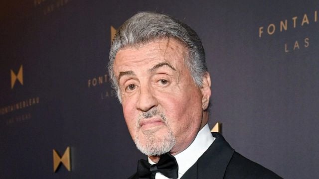 Imagem da notícia "Já fiz 8 cirurgias": Sylvester Stallone preocupa fãs ao surgir de bengala e revela o preço de ser um astro da ação