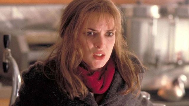 Imagem da notícia Há 25 anos, Winona Ryder vem fazendo de tudo para esquecer o pior filme de sua carreira: "Nunca vi"