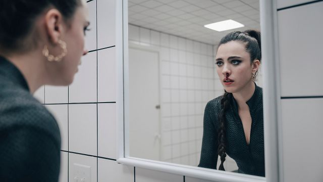 Imagem da notícia "Minha cara ficou toda f*dida": Margaret Qualley teve danos gravíssimos após usar próteses para A Substância