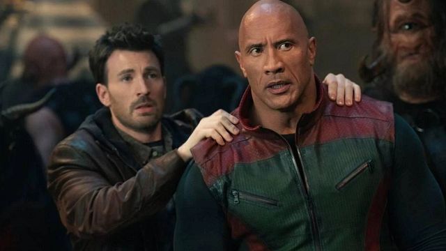 Imagem da notícia Custou 250 milhões de dólares, mas acabou no streaming em apenas um mês: Por que o novo filme de Chris Evans e Dwayne Johnson foi direto para o vídeo
