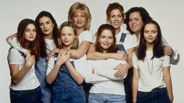 Imagem da notícia Há 30 anos, esta garotinha interpretou a irmã da jovem Demi Moore em um filme icônico dos anos 90: Ela era sua própria filha