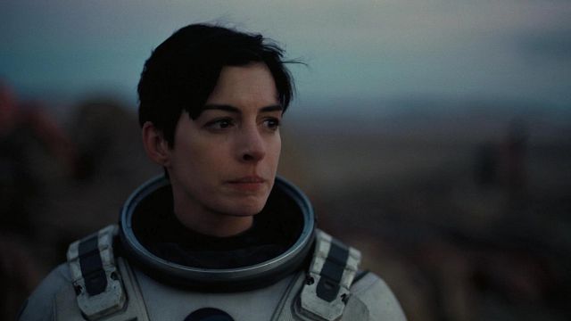 Imagem da notícia Anne Hathaway afirma que Christopher Nolan salvou sua carreira e acredita que trabalhar com ele pela terceira vez é sinal de que está "fazendo algo certo"