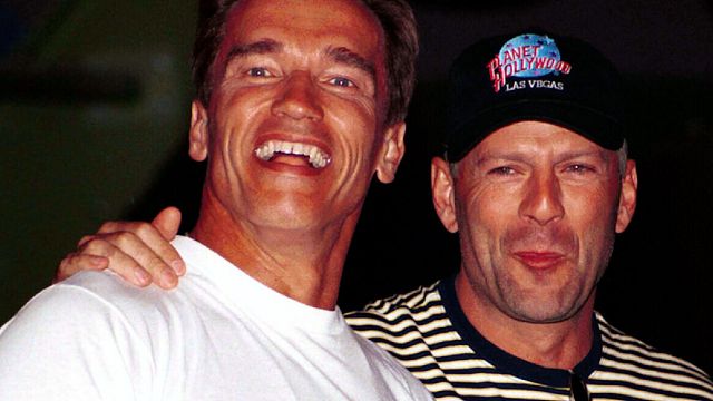 Imagem da notícia "Eles não se aposentam; os heróis de ação se recarregam": Arnold Schwarzenegger celebra Bruce Willis com palavras emocionantes