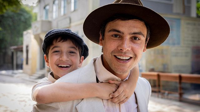 Imagem da notícia Resumo de Êta Mundo Melhor (30/06 a 05/07) da semana: Traído por Filó, Candinho tem o coração dilacerado com o sequestro do filho