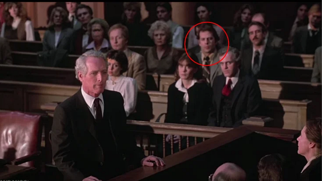 Imagem da notícia Há 43 anos, ele era figurante em um dos melhores dramas jurídicos de todos os tempos e virou uma das maiores estrelas de ação: Você o reconheceu?