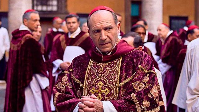 Imagem da notícia A vida imita a arte? Cardeais teriam visto Conclave, filme vencedor do Oscar, como um guia para nomeação do novo papa