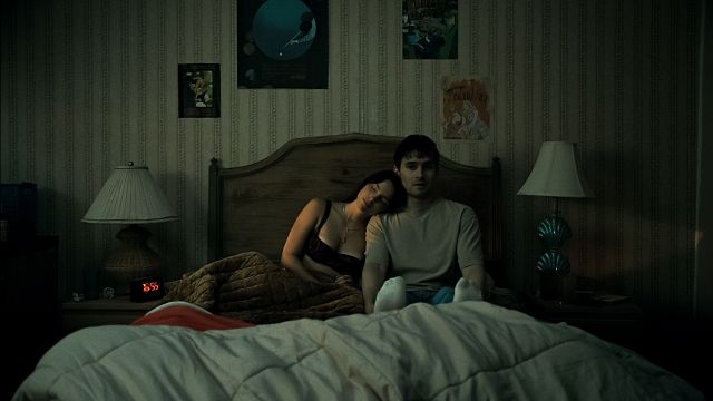 Imagem da notícia Final alternativo de Obsessão: Diretor do novo fenômeno de bilheteria mudou o desfecho chocante do filme de terror após um conselho do pai
