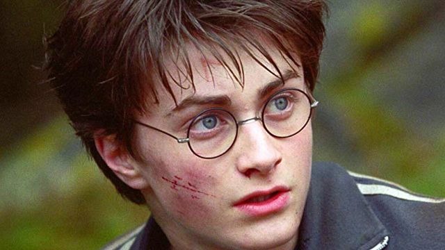 Imagem da notícia O Prisioneiro de Azkaban é um dos filmes mais sérios de Harry Potter, mas isso não impediu que Daniel Radcliffe fosse surpreendido com... uma almofada de peidos