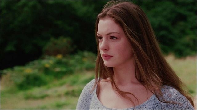 Imagem da notícia 22 anos após o original: Depois de O Diabo Veste Prada 2, outro clássico cult com Anne Hathaway retornará – agora como série no Disney+