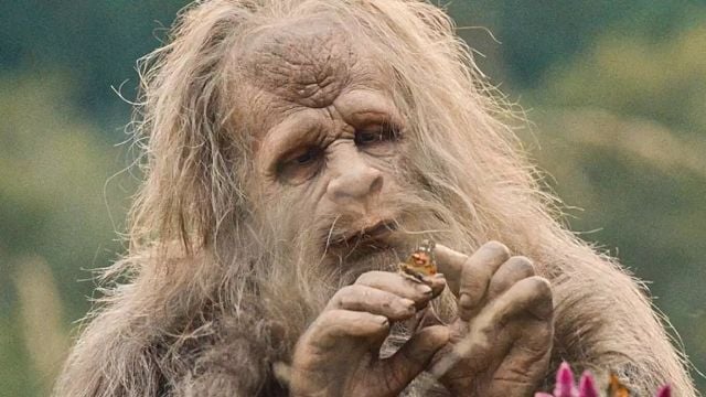 Imagem da notícia Você nunca vai adivinhar quem é o ator vestido como uma criatura lendária neste filme diferentão