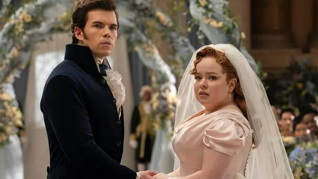 Imagem da notícia Bridgerton na Netflix: Cenas sensuais entre Colin e Penelope cortadas durante a edição? Os fãs estão furiosos!