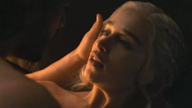 Imagem da notícia "Ele tem que sair daqui": Cena de Game of Thrones foi tão constrangedora para Emilia Clarke que ela tomou medidas drásticas