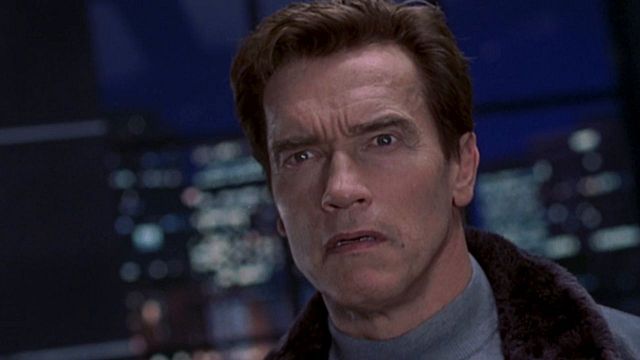 Imagem da notícia Há 26 anos, Arnold Schwarzenegger quase morreu afogado nas filmagens deste filme de ficção científica: "Meu dublê veio me salvar"