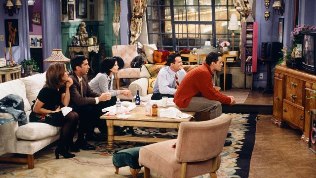 Você percebeu este detalhe em Friends? Os roteiristas mudaram no início da série e poucos notaram