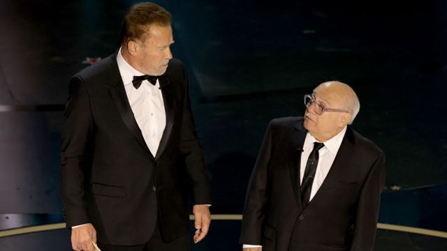 Oscar 2024: Arnold Schwarzenegger e Danny DeVito se reencontram no palco do Oscar - e tiram sarro do Batman de Michael Keaton