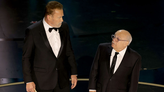 Oscar 2024: Arnold Schwarzenegger e Danny DeVito se reencontram no palco do Oscar - e tiram sarro do Batman de Michael Keaton