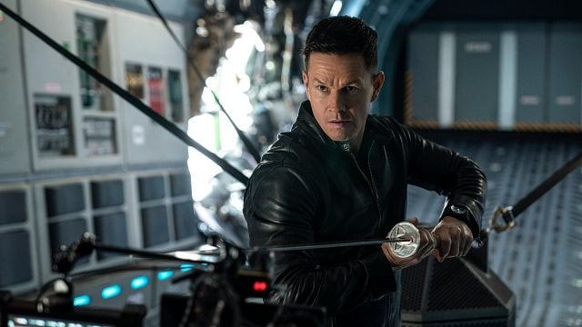 Imagem da notícia Todo mundo esqueceu essa ficção científica que quase foi estrelada por Chris Evans: Sobrou pra Mark Wahlberg!