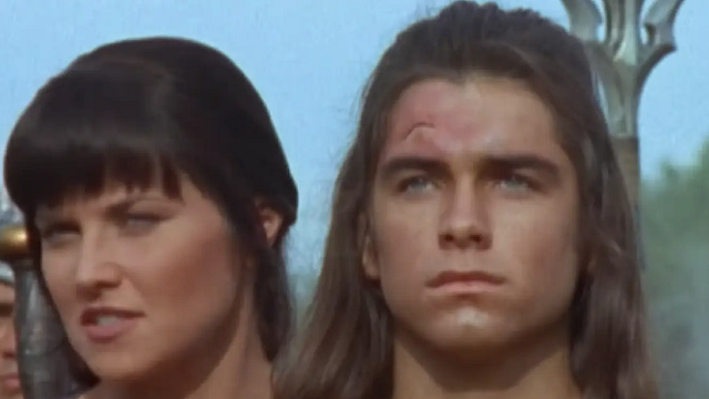 Imagem da notícia Há 31 anos, ele fez sua primeira aparição em Xena e hoje é uma das maiores estrelas da TV de todos os tempos: Você o reconhece?