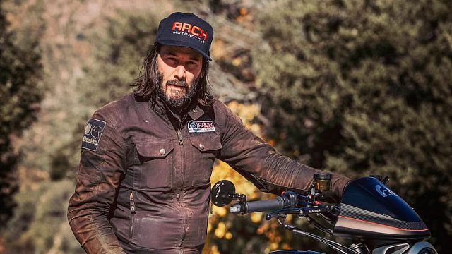 Imagem da notícia Keanu Reeves aprendeu a andar de moto por causa de um filme e virou um estilo de vida: "Quando não ando, sofro de abstinência"