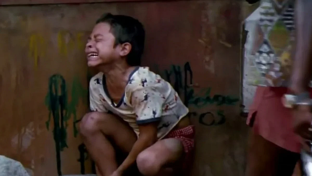 Imagem da notícia No pé ou na mão?: 20 anos depois, menino de cena traumática de Cidade de Deus aparece na série spin-off