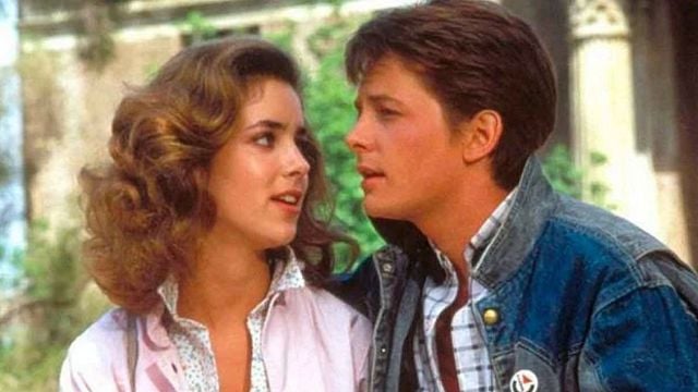 Poucas pessoas sabem, mas esta atriz foi demitida de De Volta para o Futuro porque Michael J. Fox era baixo demais