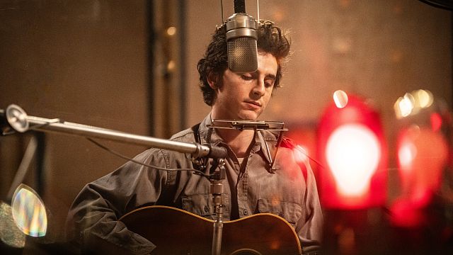 Imagem da notícia Um Completo Desconhecido: A cena mais marcante da cinebiografia estrelada por Timothée Chalamet nunca aconteceu na vida real
