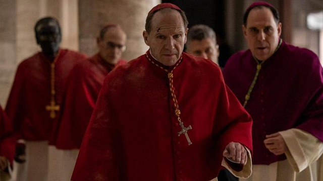 Imagem da notícia Fofoca de padres: Conclave é baseado em livro? Entenda origem de filme indicado a 8 prêmios no Oscar 2025