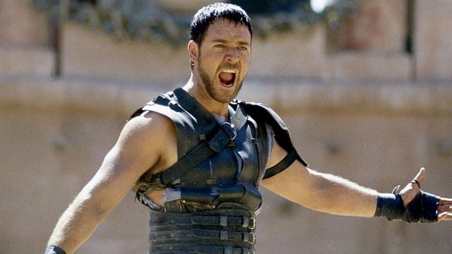 Imagem da notícia "A atuação de Joaquin Phoenix é insana": Gladiador rendeu um Oscar a Russell Crowe, mas o ator se sente "um pouco constrangido" com tantos prêmios