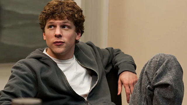 Imagem da notícia Jesse Eisenberg vai obter a cidadania polonesa para poder trabalhar mais na Europa: "Os filmes de que gosto estão se tornando cada vez mais difíceis de fazer"