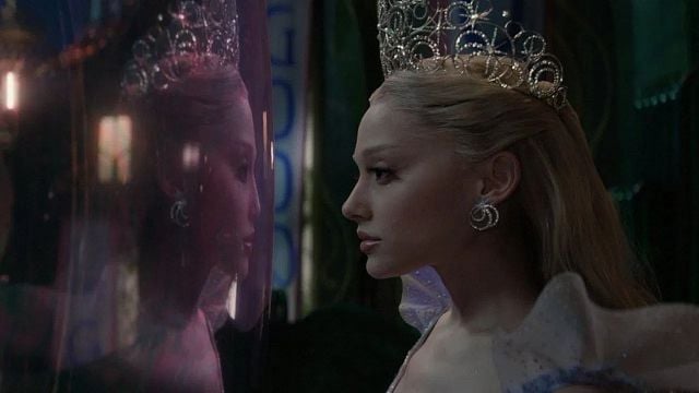 Imagem da notícia Adeus à Ariana Grande que conhecemos! Após Wicked, a estrela pop vai protagonizar sequência de comédia dos anos 2000 com Robert De Niro