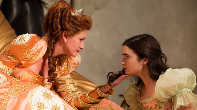 Imagem da notícia Sessão da Tarde hoje (17/02): Julia Roberts arrancou cabelos de Lily Collins em cena do filme Espelho, Espelho Meu!