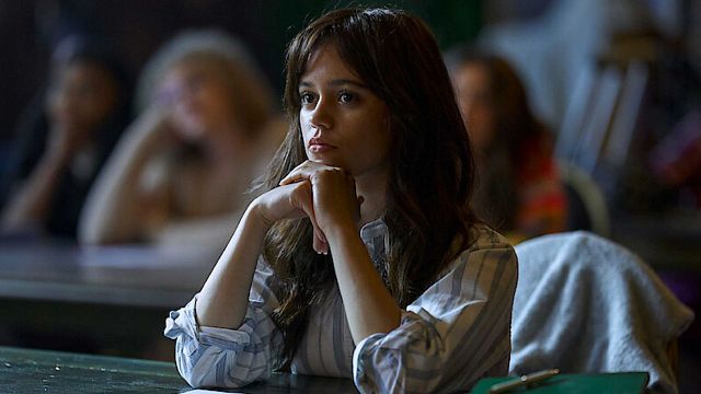 Imagem da notícia “Não é para ser confortável”: Jenna Ortega defende cena de sexo com ator mais velho em seu filme mais polêmico