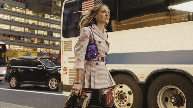 Imagem da notícia Sex and the City: Carrie Bradshaw e quatro looks que são a cara da protagonista pra você se inspirar!