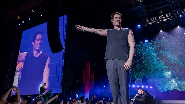 Imagem da notícia “Incorporou até o jeito de falar”: Ator de Uma Ideia de Você impressionou público no papel do cantor real que inspirou o filme