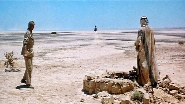 Imagem da notícia Ele teve que caminhar vários quilômetros no deserto, mas esta cena se tornou uma das entradas de personagem mais memoráveis ​​da história do cinema
