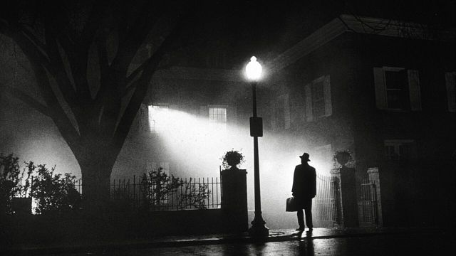 Imagem da notícia Décadas após sua estreia, O Exorcista continua sendo um dos filmes mais aterrorizantes da história: Isso se deve ao filme que inspirou seu diretor