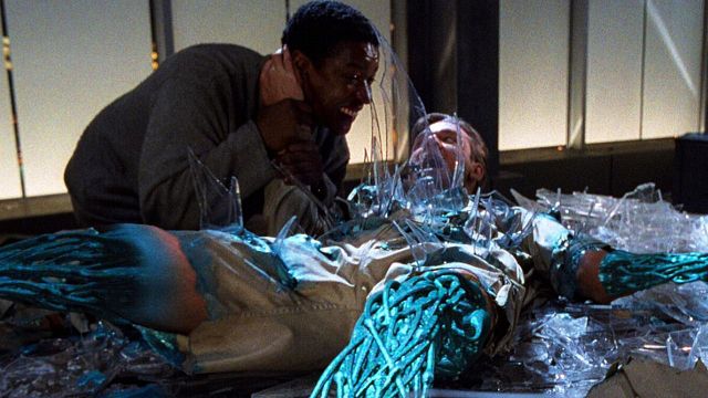Imagem da notícia Nem Exterminador do Futuro, nem Matrix: Esta é a ficção científica esquecida de Russell Crowe, que tentou criar a IA mais sádica dos anos 90