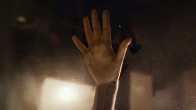 26 anos depois, a mão de Rose ainda está marcada na janela do carro de Titanic