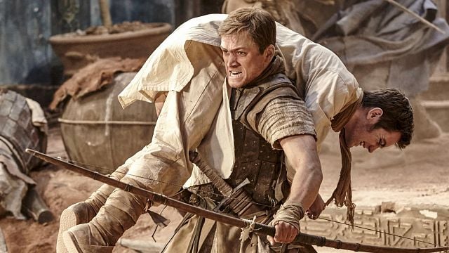 Imagem da notícia Sessão da Tarde hoje (19/09): Filme Robin Hood: A Origem foi marcado por uma grande tragédia no set