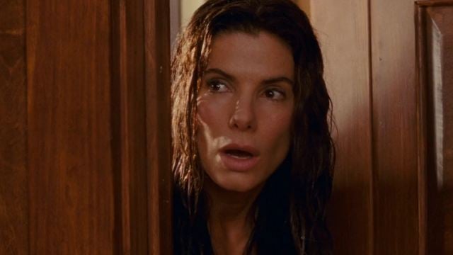 "Eu devia aparecer pelada em todos os meus filmes": 15 anos atrás, essa comédia romântica com Sandra Bullock foi sucesso com nudez sem ser sexy