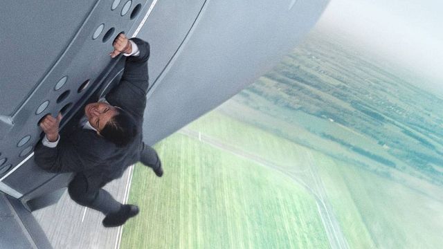 Imagem da notícia Mais um dia comum no trabalho: Tom Cruise volta a arriscar a vida pendurado em um avião para Missão Impossível 8