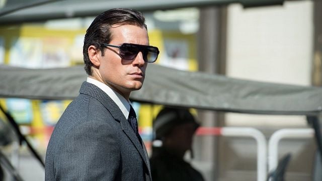 Henry Cavill faz sua melhor versão de James Bond neste fabuloso blockbuster: um filme de espionagem onde o ator brilhou antes de sua Missão Impossível